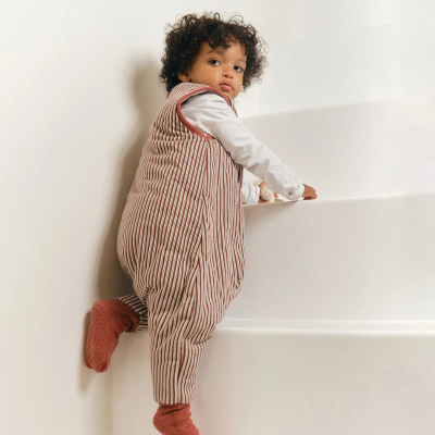 Molis&Co 1A TOG 2.5 Pijama Macacão Meias Removíveis Burgundy Stripes | Farmácia d'Arrábida