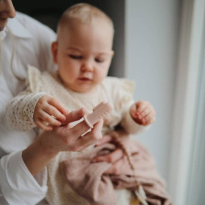 Mushie Escova de Dentes de Dedo Tradewinds e Sone