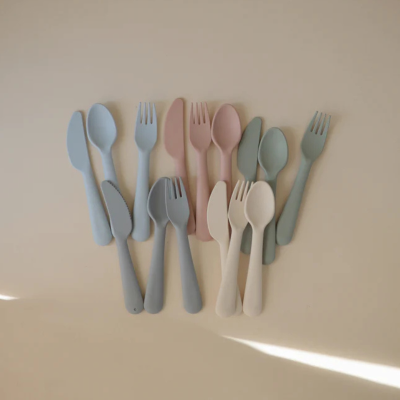 Mushie Conjunto Talheres 6+ Meses Cor Powder Blue | Farmácia d'Arrábida