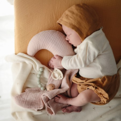 Mushie Doudou Moon Primrose 50x30cm | Farmácia d'Arrábida