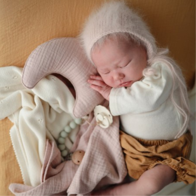 Mushie Doudou Moon Primrose 50x30cm | Farmácia d'Arrábida