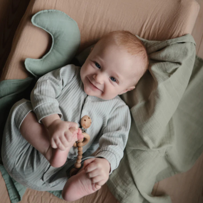 Mushie Doudou Moon Roman Green 50x30cm | Farmácia d'Arrábida