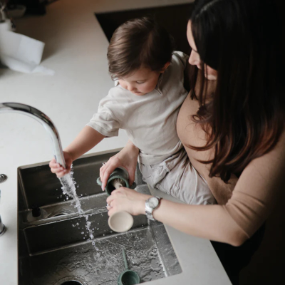 Mushie Escova Dupla para Biberões 2 em 1 Cor Cambridge Blue | Farmácia d'Arrábida