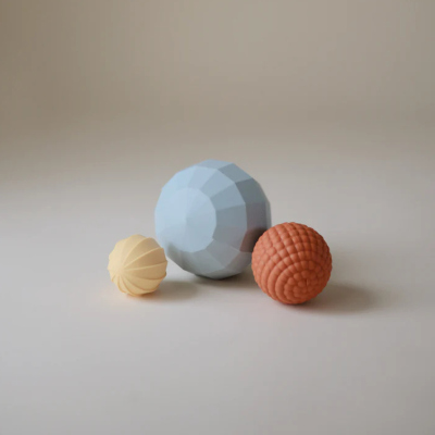 Mushie 3 Esferas Sensoriais Powder Blue 10+ Meses | Farmácia d'Arrábida