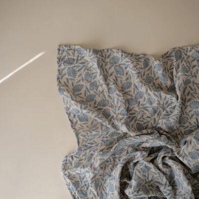 Mushie Fralda Pano Musselina Suave Blue Flowers | Farmácia d'Arrábida