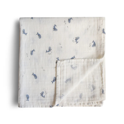 0810052467818 Mushie Fralda Pano Musselina Extra Suave Whales | Padrão Baleias 120x120cm Algodão Orgânico