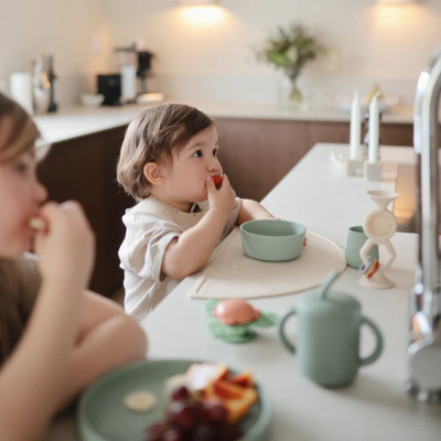 Mushie Taça com Ventosa Cambridge Blue 6M+ | Farmácia d'Arrábida