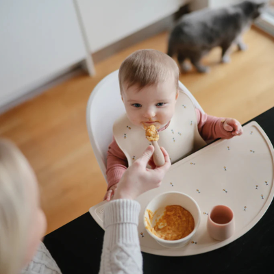 Mushie Taça com Ventosa Daffodil 6M+ | Farmácia d'Arrábida