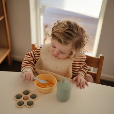 Mushie Taça com Ventosa Woodchuck 6M+ | Farmácia d'Arrábida