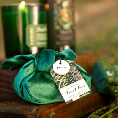 0190577917051 Castelbel Sabonete Pinho da Floresta em Veludo 150g | Presente com Pendente "Peace"