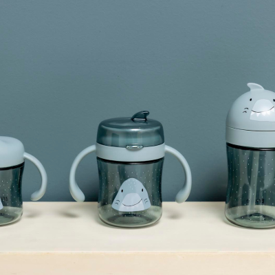 Trixie Copo 360º com Pegas Mr. Shark 6m+ | Farmácia d'Arrábida