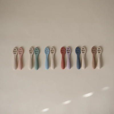 Mushie A Minha Primeira Colher Pack 2 Blush/Shif Sand 6m+ | Farmácia d'Arrábida