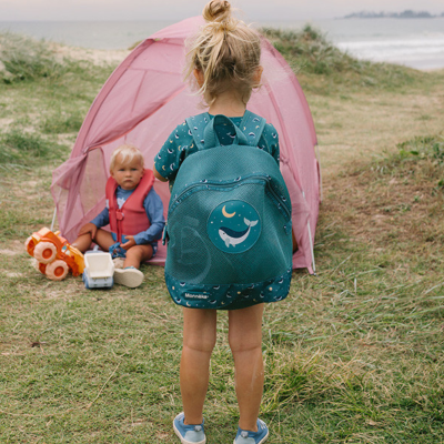 Monnëka Mochila Anti-Areia Whale Teal 30cm | Farmácia d'Arrábida