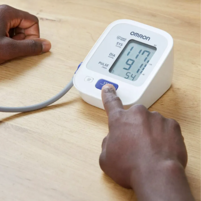 Omron M2 Essential Tensiómetro Braço  | Farmácia d'Arrábida