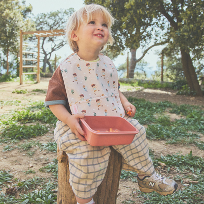 Tutete Babete Impermeável c/ Bolso The Wooden Boy +6M | Farmácia d'Arrábida