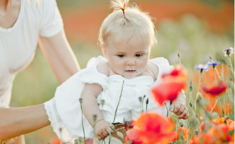 Rotina de primavera para o bebé: pele, sol e bem-estar nos primeiros passos ao ar livre