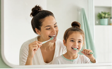 Cuidados com os dentes: do primeiro dente de leite à idade adulta